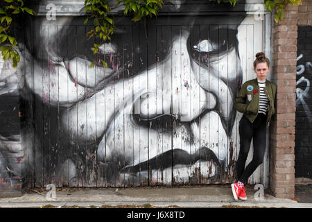 James Brown-Graffiti-Kunst an ein altes Garagentor. König und Schöpfer des Funk. Stockfoto