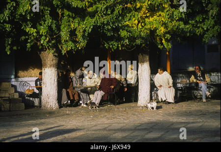 18.11.2010, Chefchaouen, Marokko, Afrika - Einheimische sitzen in einem Straßencafé in der Medina von Chefchaouen. Stockfoto