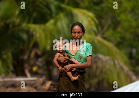 Eine ethnische Frau hält ein Baby. Khagrachari, Bangladesch. Stockfoto