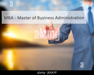 MBA - Master of Business Administration - Geschäftsmann auf digitalen Bildschirm drücken. Geschäft, Internet-Konzept. Stock Foto Stockfoto