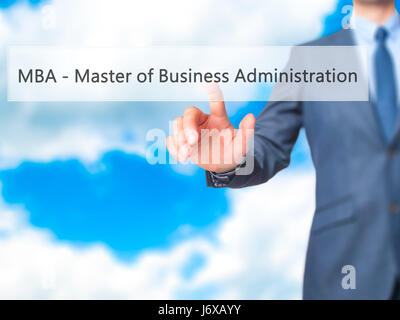 MBA - Master of Business Administration - Geschäftsmann auf digitalen Bildschirm drücken. Geschäft, Internet-Konzept. Stock Foto Stockfoto