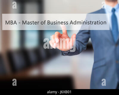 MBA - Master of Business Administration - Geschäftsmann auf digitalen Bildschirm drücken. Geschäft, Internet-Konzept. Stock Foto Stockfoto