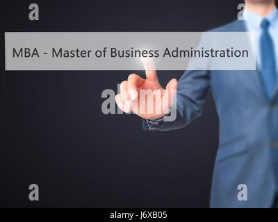 MBA - Master of Business Administration - Geschäftsmann auf digitalen Bildschirm drücken. Geschäft, Internet-Konzept. Stock Foto Stockfoto