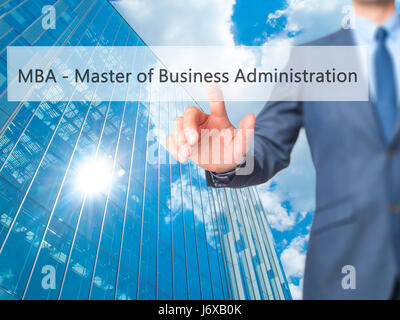 MBA - Master of Business Administration - Geschäftsmann auf digitalen Bildschirm drücken. Geschäft, Internet-Konzept. Stock Foto Stockfoto