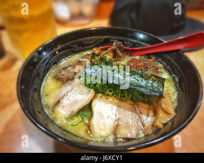 Japanische Ramen Suppe mit Huhn, Ei, Schnittlauch und sprießen Ramen Stockfoto