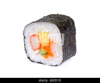 Sushi isoliert auf weißem Hintergrund, traditionelle japanische Futomaki Roll gefüllt mit Tobiko Kaviar, Tomago Omelette, Gurke, Krabbenfleisch und Garnelen Stockfoto
