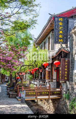 Lijiang, China - April 10,2017: malerische Aussicht auf die Altstadt von Lijiang in Yunnan, China.It ist auch ein UNESCO-Weltkulturerbe. Stockfoto