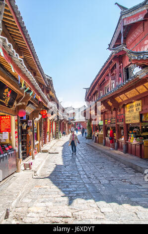 Lijiang, China - April 10,2017: malerische Aussicht auf die Altstadt von Lijiang in Yunnan, China.It ist auch ein UNESCO-Weltkulturerbe. Stockfoto