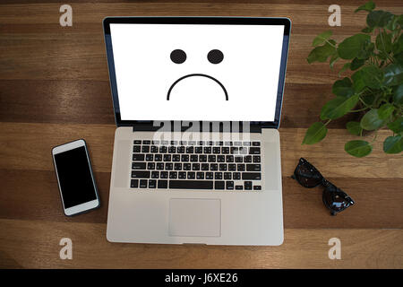 Depressive Gefühle Konzept, Smiley Gesicht Emoticon gedruckt. Stockfoto