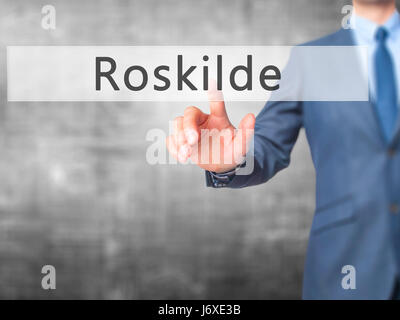 Roskilde - Geschäftsmann Hand Taste am Touch-Screen-Oberfläche. Wirtschaft, Technologie, Internet-Konzept. Stock Foto Stockfoto