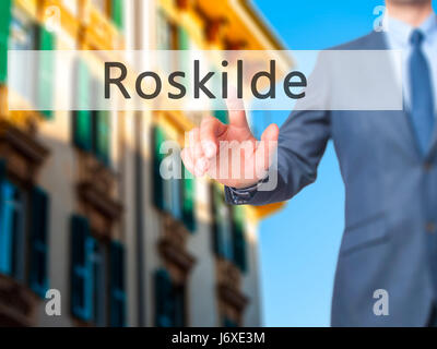 Roskilde - Geschäftsmann Hand Taste am Touch-Screen-Oberfläche. Wirtschaft, Technologie, Internet-Konzept. Stock Foto Stockfoto