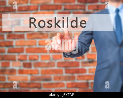 Roskilde - Geschäftsmann Hand Taste am Touch-Screen-Oberfläche. Wirtschaft, Technologie, Internet-Konzept. Stock Foto Stockfoto