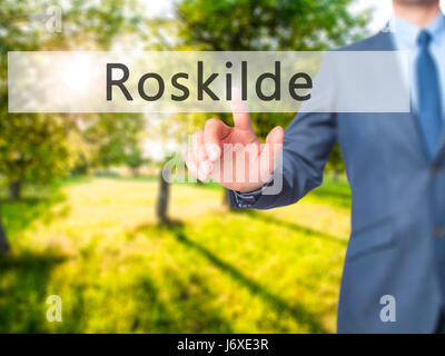 Roskilde - Geschäftsmann Hand Taste am Touch-Screen-Oberfläche. Wirtschaft, Technologie, Internet-Konzept. Stock Foto Stockfoto