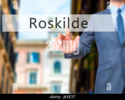 Roskilde - Geschäftsmann Hand Taste am Touch-Screen-Oberfläche. Wirtschaft, Technologie, Internet-Konzept. Stock Foto Stockfoto