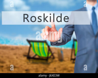 Roskilde - Geschäftsmann Hand Taste am Touch-Screen-Oberfläche. Wirtschaft, Technologie, Internet-Konzept. Stock Foto Stockfoto