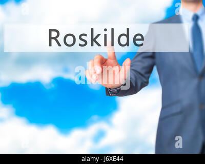 Roskilde - Geschäftsmann Hand Taste am Touch-Screen-Oberfläche. Wirtschaft, Technologie, Internet-Konzept. Stock Foto Stockfoto