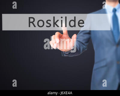 Roskilde - Geschäftsmann Hand Taste am Touch-Screen-Oberfläche. Wirtschaft, Technologie, Internet-Konzept. Stock Foto Stockfoto