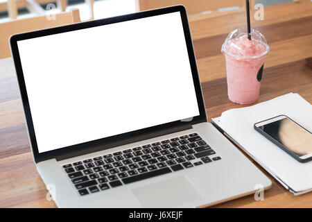 Business Mann Hand arbeiten auf Laptop-Computer auf hölzernen Schreibtisch Laptop mit leerer Bildschirm Stockfoto
