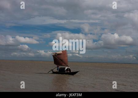 Angelboot/Fischerboot auf dem Padma-River. Munshiganj, Bangladesch. Stockfoto