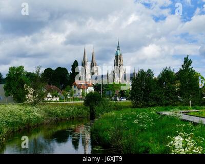 Ansicht der Kathedrale von Bayeux, Cathédrale Notre-Dame de Bayeux, über die grüne Marschland des Vallée de l'Aure, Bayeux, Calvados, Frankreich Stockfoto