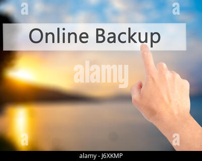 Online-Backup - Hand drücken einer Taste auf unscharfen Hintergrund Konzept. Wirtschaft, Technologie, Internet-Konzept. Stock Foto Stockfoto