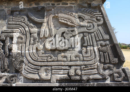 Basrelief Schnitzen mit von Quetzalcoatl, präkolumbische Maya-Zivilisation, Tempel der gefiederten Schlange in Xochicalco, Mexico. UNESCO Welt Squillaci Stockfoto