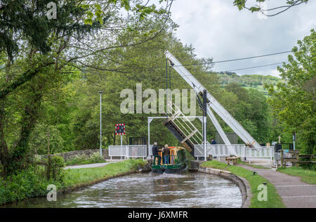 Narrowboat, das durch die Kanalbrücke Talybont auf Usk Brecon Beacons South Wales führt Stockfoto