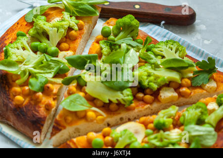 Vegane Pizza mit Kichererbsen und Brokkoli. Liebe für eine gesunde vegane Ernährung Konzept Stockfoto