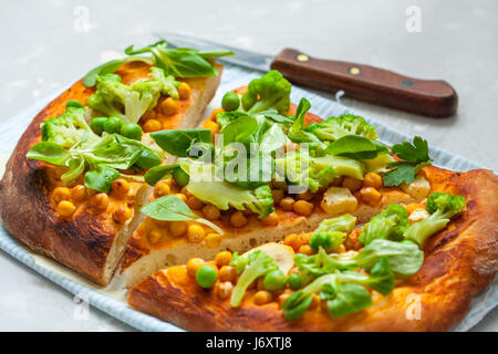 Vegane Pizza mit Kichererbsen und Brokkoli. Liebe für eine gesunde vegane Ernährung Konzept Stockfoto