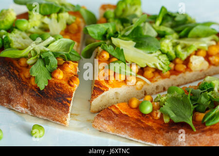 Vegane Pizza mit Kichererbsen und Brokkoli. Liebe für eine gesunde vegane Ernährung Konzept Stockfoto