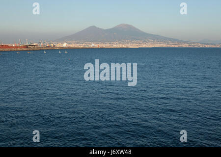 Vesuv und den Golf von Neapel, im Bild von Neapel, Kampanien, Italien. Stockfoto