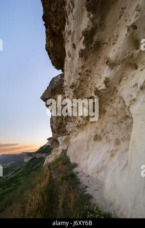 Wände der Höhlenstadt Bakla in Bakhchysarai Raion, Crimea. Stockfoto