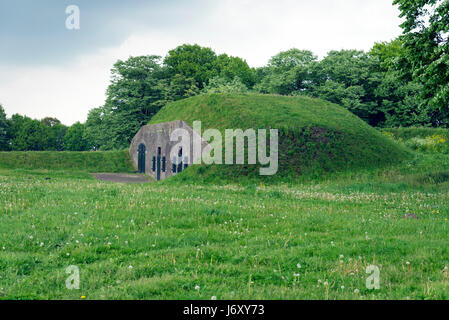 NAARDEN - Niederlande - 13. Mai 2017: Naarden ist ein Beispiel für ein Sterne Fort, komplett mit Stadtmauer und graben. Der Graben und Mauern wurden res Stockfoto