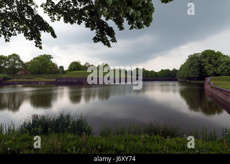 NAARDEN - Niederlande - 13. Mai 2017: Naarden ist ein Beispiel für ein Sterne Fort, komplett mit Stadtmauer und graben. Der Graben und Mauern wurden res Stockfoto