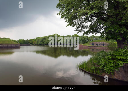 NAARDEN - Niederlande - 13. Mai 2017: Naarden ist ein Beispiel für ein Sterne Fort, komplett mit Stadtmauer und graben. Der Graben und Mauern wurden res Stockfoto