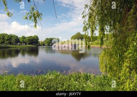 NAARDEN - Niederlande - 13. Mai 2017: Naarden ist ein Beispiel für ein Sterne Fort, komplett mit Stadtmauer und graben. Der Graben und Mauern wurden res Stockfoto