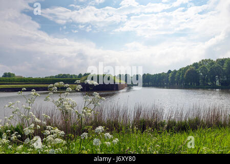 NAARDEN - Niederlande - 13. Mai 2017: Naarden ist ein Beispiel für ein Sterne Fort, komplett mit Stadtmauer und graben. Der Graben und Mauern wurden res Stockfoto