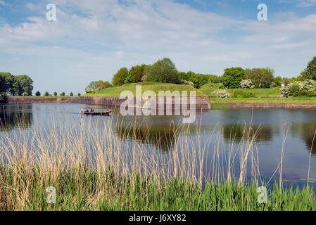 NAARDEN - Niederlande - 13. Mai 2017: Naarden ist ein Beispiel für ein Sterne Fort, komplett mit Stadtmauer und graben. Der Graben und Mauern wurden res Stockfoto