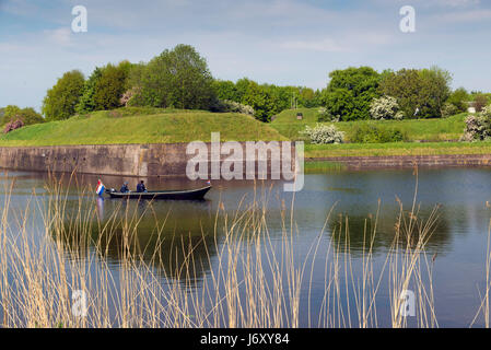 NAARDEN - Niederlande - 13. Mai 2017: Naarden ist ein Beispiel für ein Sterne Fort, komplett mit Stadtmauer und graben. Der Graben und Mauern wurden res Stockfoto