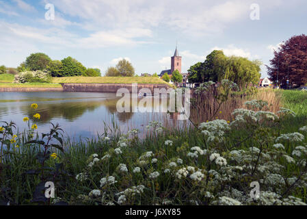 NAARDEN - Niederlande - 13. Mai 2017: Naarden ist ein Beispiel für ein Sterne Fort, komplett mit Stadtmauer und graben. Der Graben und Mauern wurden res Stockfoto