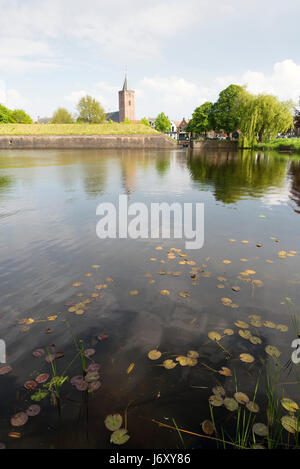 NAARDEN - Niederlande - 13. Mai 2017: Naarden ist ein Beispiel für ein Sterne Fort, komplett mit Stadtmauer und graben. Der Graben und Mauern wurden res Stockfoto