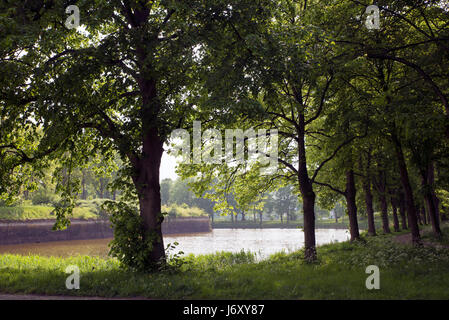 NAARDEN - Niederlande - 13. Mai 2017: Naarden ist ein Beispiel für ein Sterne Fort, komplett mit Stadtmauer und graben. Der Graben und Mauern wurden res Stockfoto