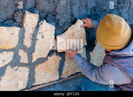 Arbeiter fest Steinverkleidung auf der Außenfassade. Stockfoto