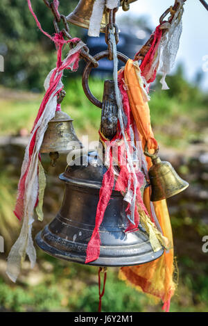 Glocken vor einem Hindu Tempel in Panchase Berg, Nepal. Stockfoto