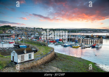 Sonnenaufgang über den alten Hafen von Newlyn in der Nähe von Penzance an der Küste von Cornwall Stockfoto