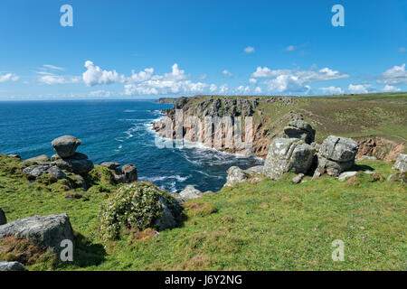 Klippen über Porth Loe Bucht an Gwennap Head in der Nähe von Lands End in Cornwall Stockfoto