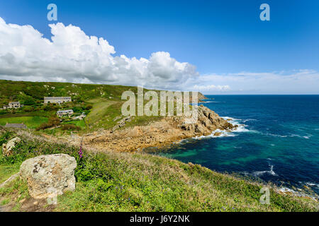 Ein schöner sonniger Tag in der Porthgwarra Bucht in der Nähe von Endland an der Küste von Cornwall Stockfoto