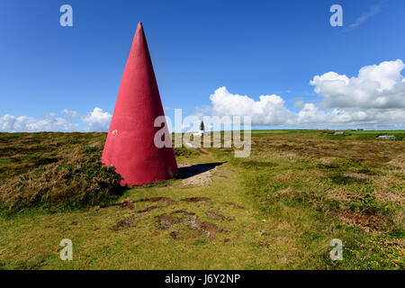 Kegel, geformte Daymarks und Navigationsmarker auf Klippen am Gwennap Head in der Nähe von Porthgwarra in Cornwall, diese Baken markieren Sie die Position von einem gefährlichen roc Stockfoto