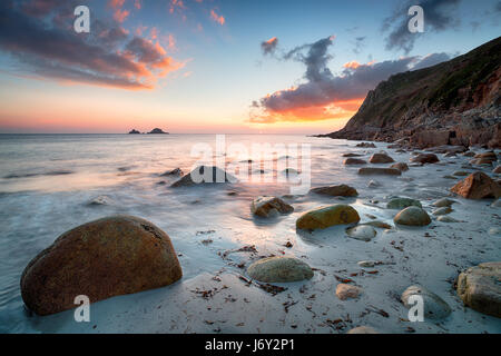 Sonnenuntergang über Porth Nanven Strand im äußersten Westen von Cornwall Stockfoto