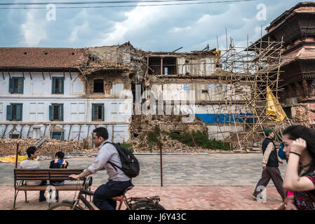 Die Menschen werden im Hintergrund des Königspalastes Hanuman Dhoka und des Basantpur-Turms fotografiert, die von den Erdbeben im Jahr 2015 in Kathmandu, Nepal, betroffen waren. Stockfoto